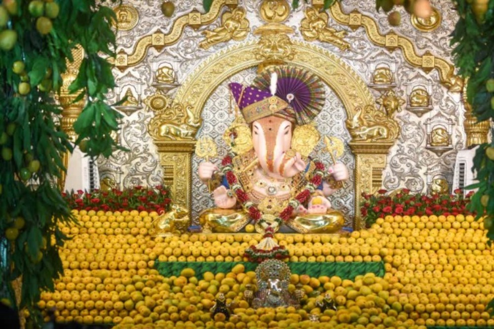 दगडूशेठ बाप्पाला आंब्यांचा नैवेद्य, स्वराभिषेकातून झाली अक्षयतृतीजा साजरी
